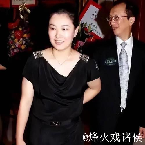 恩爱23年难敌残酷现实,73岁梁锦松明显衰老,47岁伏明霞依旧嫩如少女 恩爱23年难敌残酷现实,73岁梁锦松明显衰老,47岁伏明霞依旧嫩如少女